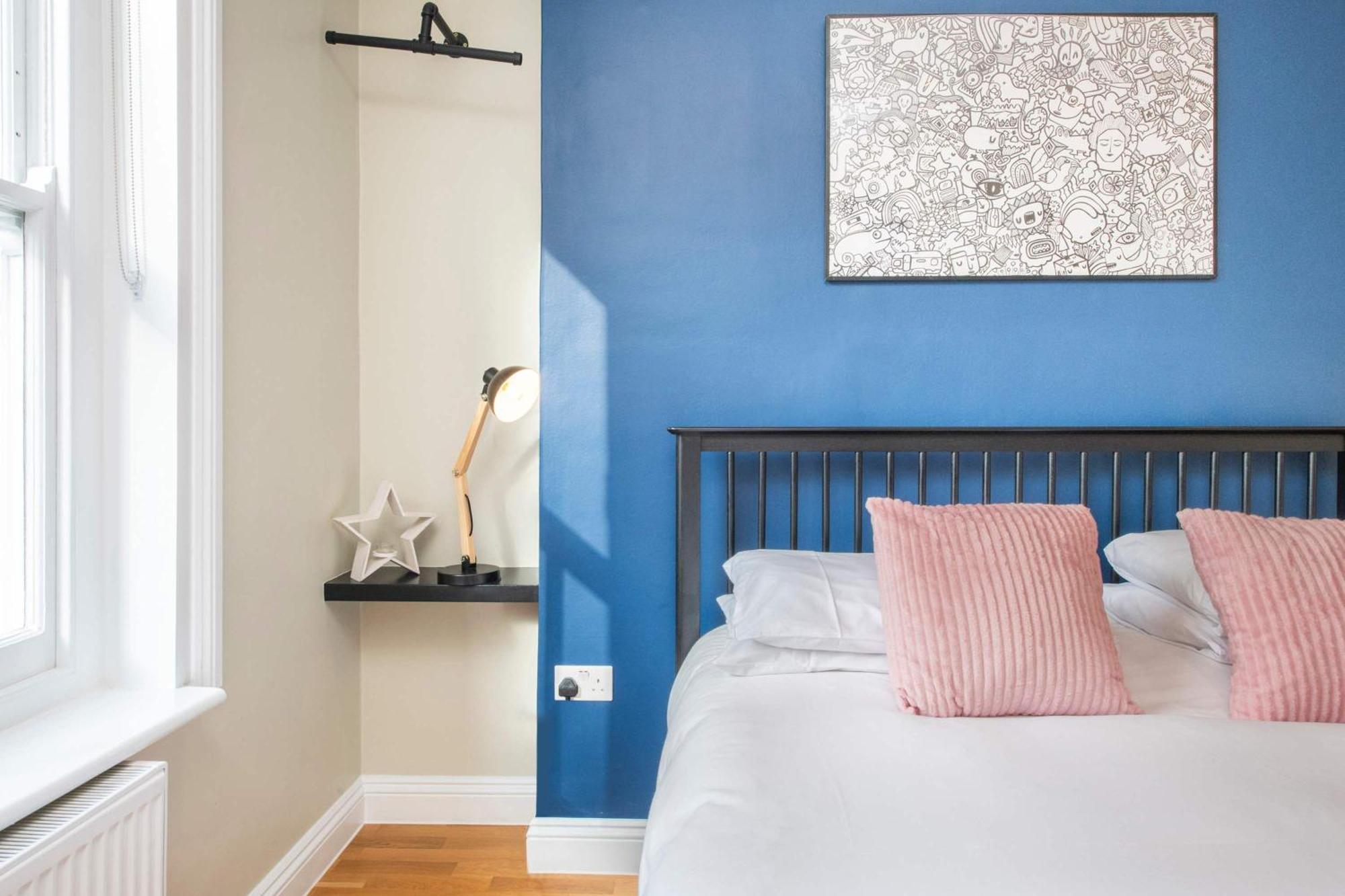 So Glamorous Pad - Fitzrovia - By Frankie Says * Londra