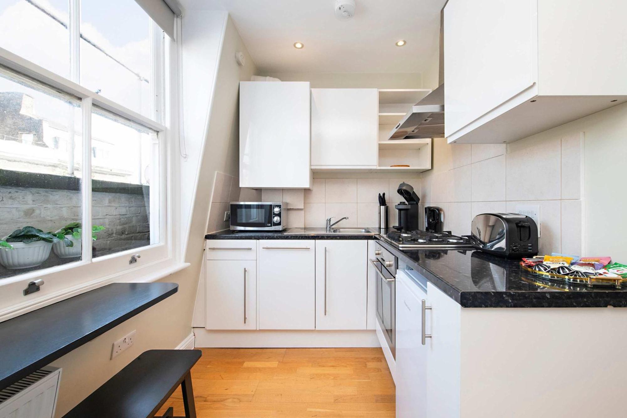 So Glamorous Pad - Fitzrovia - By Frankie Says Londra