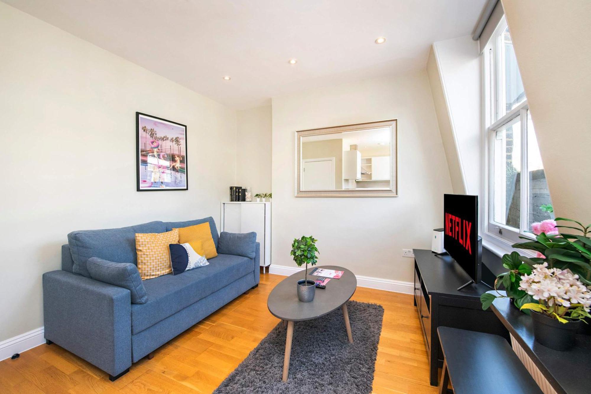 So Glamorous Pad - Fitzrovia - By Frankie Says Londra