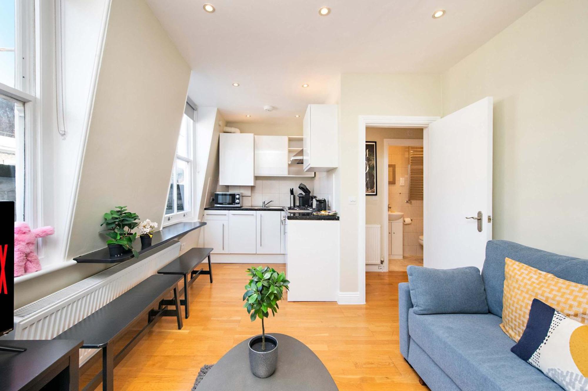 So Glamorous Pad - Fitzrovia - By Frankie Says Londra